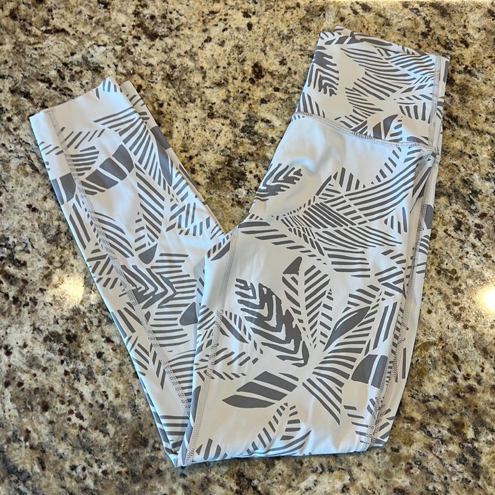 Aerie Gray and White Chill Play Move leggings